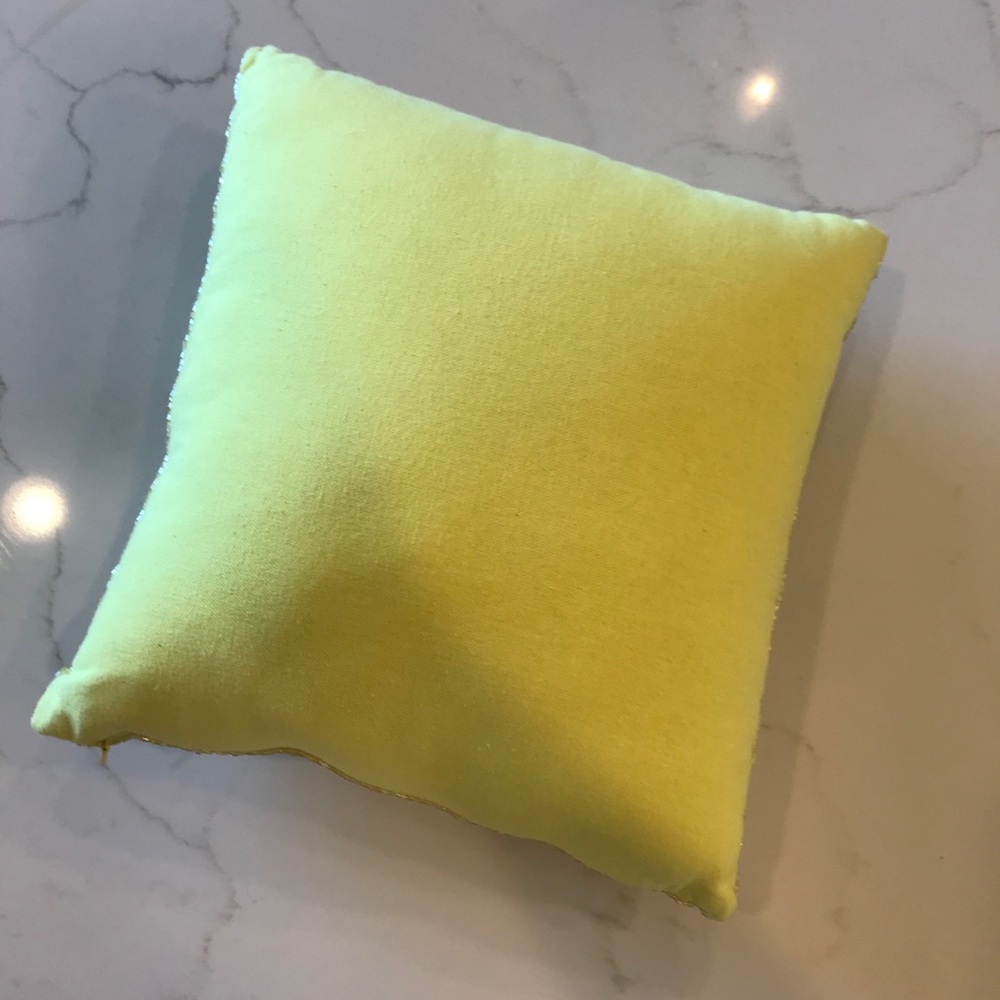 Accent pillow - Picture 3 of 3